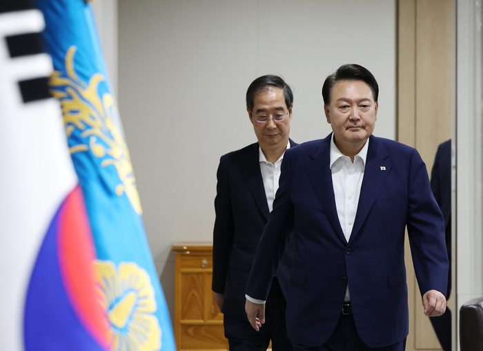 윤석열 대통령이 1일 서울 용산 대통령실 청사에서 열린 국무회의에 한덕수 국무총리와 입장하고 있다. 연합뉴스