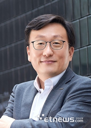 AI를 활용해 임상시험 전 약물 성공가능성과 부작용을 미리 예측하는 기술을 개발한 김상욱 포스텍 교수.