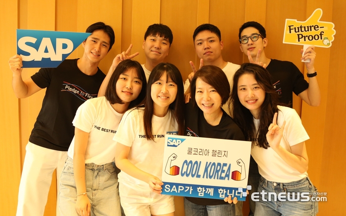 신은영 SAP 코리아 대표(아래 줄 오른쪽 두번째)가 간편한 옷차림으로 냉방에너지를 절약하는 '쿨 코리아 챌린지(Cool Korea Challenge)'에 동참했다