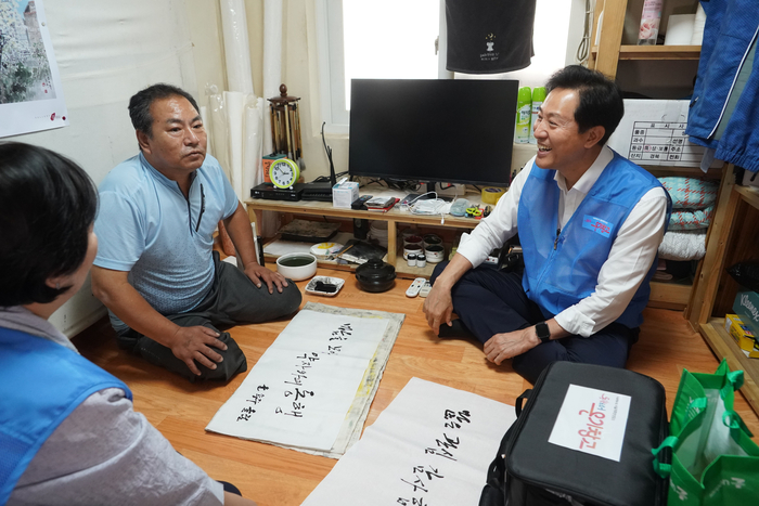 오세훈 서울시장이 지난 달 20일 서울 용산구 동자동에서 거주하는 쪽방촌 주민의 가정을 방문해 온기창고 물건을 전달하고 대화를 나누고 있다.