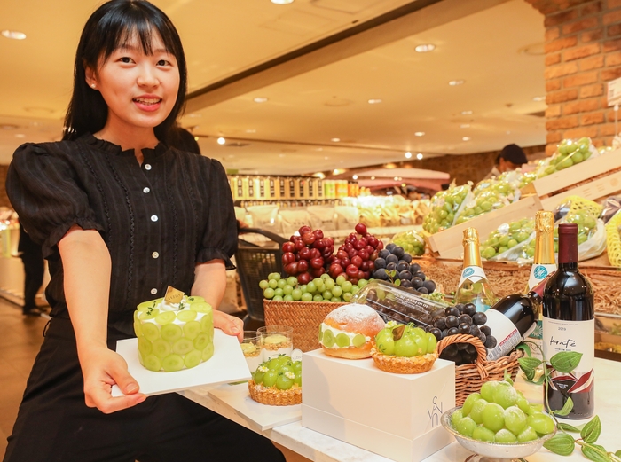 3일 오전, 서울시 강남구에 위치한 현대백화점 압구정본점 지하1층 식품관에서 직원이 포도 페스티벌 관련 상품을 소개하고 있다.