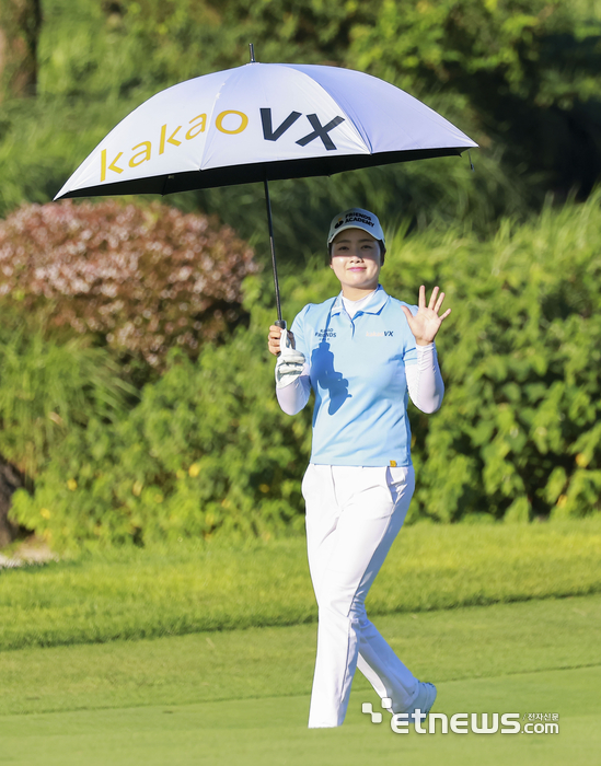 [포토] 한진선, 오랜만에 손인사로 출발해요