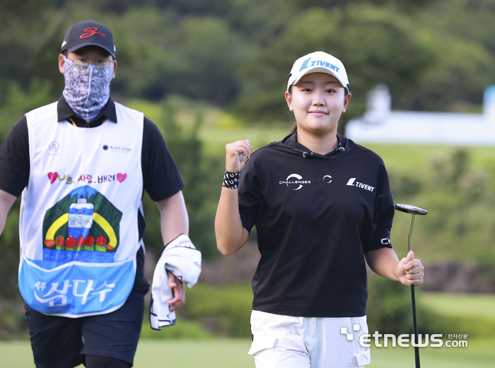 [포토] 버디 성공하고 자신감 넘치는 조혜림