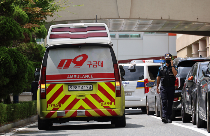 4일 오전 대전 대덕구 한 고등학교에서 20∼30대로 추정되는 남성이 40대 교사를 흉기로 찌르고 도주하는 사건이 발생했다. [연합뉴스]