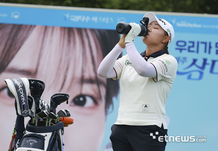 [포토] 강채연, 여름에는 물이 최고에요