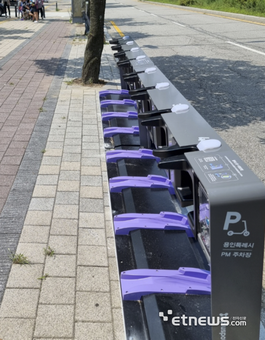 용인시와 LG전자가 시 관내에 설치한 개인형 이동장치 전용 주차기기 모습.