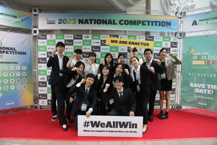 2023 인액터스 국내 경진대회에서 인액터스 고려대팀이 최종 우승하고 기념촬영을 했다.
