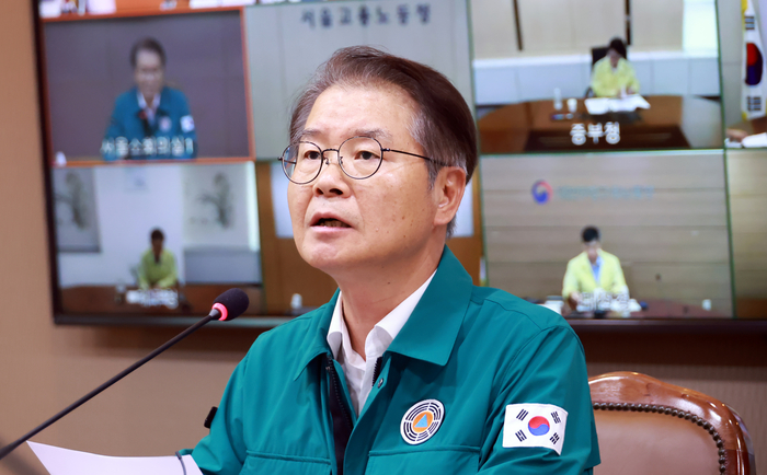 이정식 고용노동부 장관이 지난 8일 오후 태풍·폭염 대응 긴급 점검회의를 개최하고 있다.[고용노동부 제공]