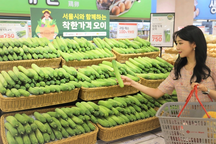 모델이 '착한 가격 오이'를 둘러보고 있다.