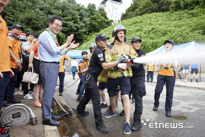 김동연 경기지사가 9일 경기도소방학교를 찾아 잼버리 대원들과 소방 체험을 했다.