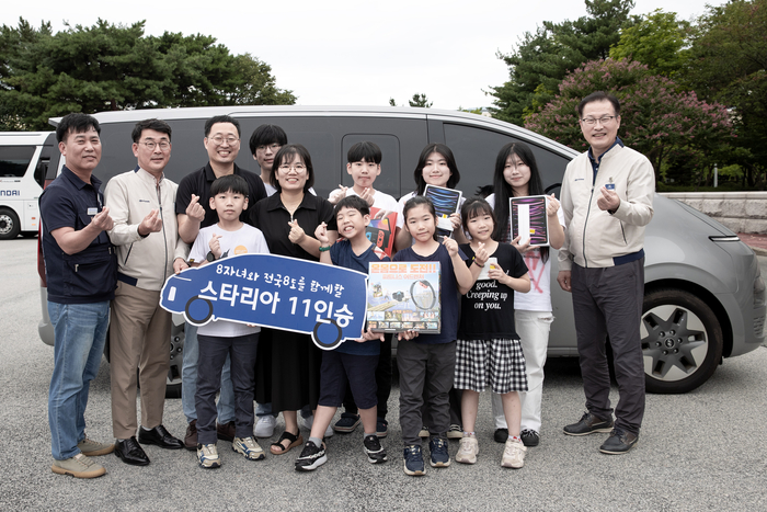 현대차 노사가 9일 전주공장에서 열린 간담회 이후 정기환 기술기사(윗줄 왼쪽에서 세 번째) 가족에게 스타리아를 선물했다.