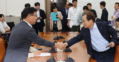 9일 국회에서 열린 여야 수해복구 공동회의에서 국민의힘 이양수 원내수석부대표(왼쪽)와 더불어민주당 송기헌 원내수석부대표가 인사하고 있다.