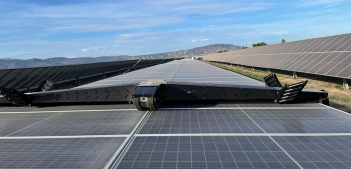 에넬그린파워 태양광 패널 청소로봇 샌드스톰. <사진 에넬그린파워>