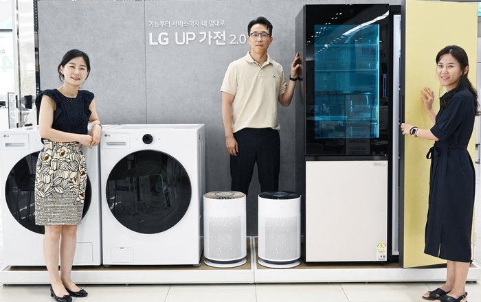 LG UP가전 2.0의 성공적인 출시를 이끈 박정은 팀장, 유영철 팀장, 김하윤 팀장(왼쪽부터)이 LG전자 베스트샵 금천본점에서 UP가전 2.0을 소개하고 있다.