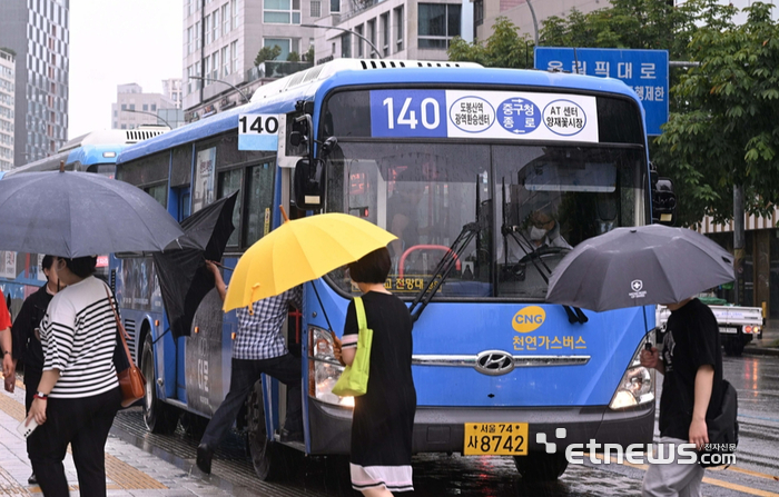 서울 버스요금 12일부터 1500원으로 300원 인상