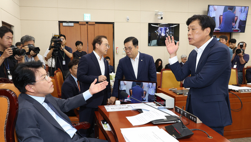 이동관 방송통신위원회 위원장 후보자 인사청문회 실시계획서 채택의 건 등을 논의하기 위해 10일 오전 서울 여의도 국회에서 열린 과학기술정보방송통신위원회 전체회의에서 조승래 더불어민주당 간사가 장제원 위원장의 회의 진행에 항의하고 있다.