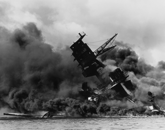 미국이 제2차 세계대전에 본격적으로 참전한 계기는 1941년 12월 7일에 벌어진 일본의 진주만 공습이었다. 프랭클린 루스벨트 대통령은 이날을 고의적으로 기습당한 '치욕의 날'로 기억하며 전쟁을 선포했다. 출처: Wikipedia