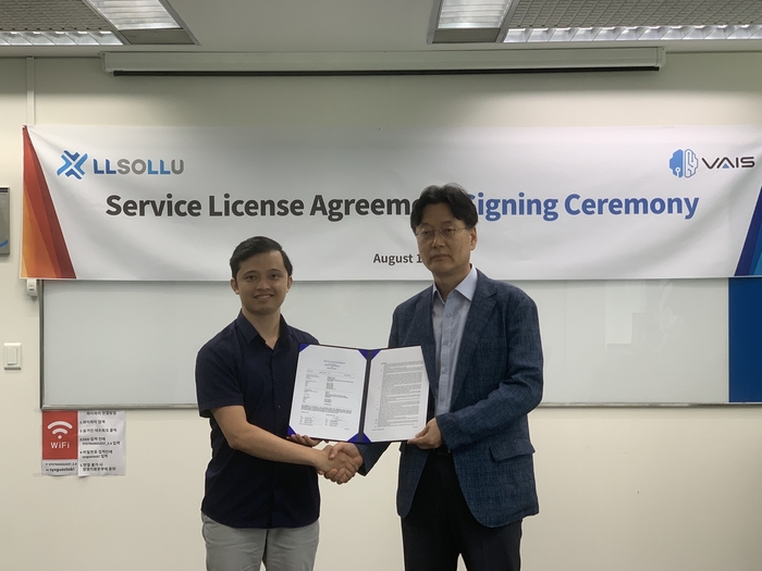 김우균 엘솔루 대표(오른쪽)와 두 쿽 트롱(Do Quoc Truong) 바이스 대표가 AI l서비스 라이선스 협약을 맺고 기념 촬영했다.