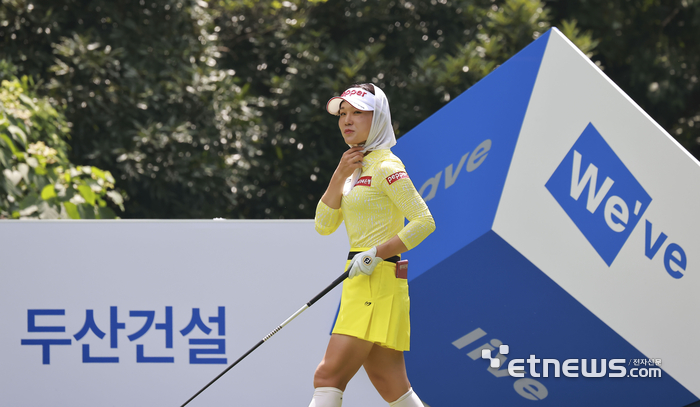 [포토] 얼음 수건으로 더위를 시키는 황정미