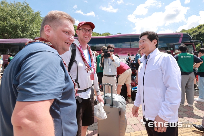 이상일 용인시장이 지난 8일 잼버리 대원의 임시숙소인 명지대를 찾아 대원들과 인사를 나눴다.