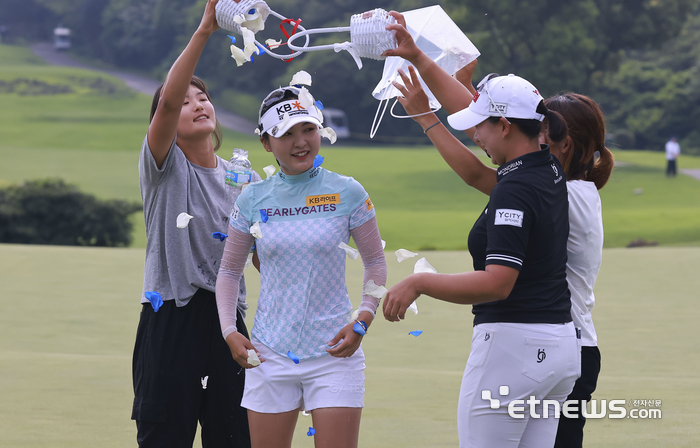 [포토] 축하 꽃세례 받는 이예원