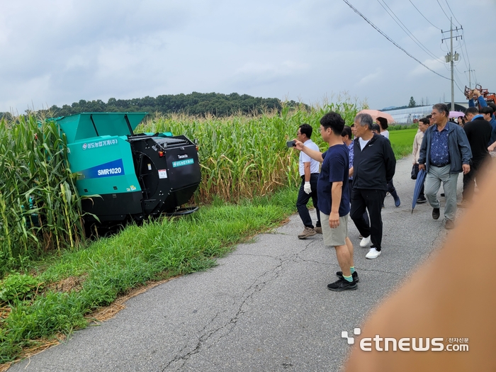 경기 용인시 농업기술센터가 지난 11일 처인구 근곡리에서 축산농가를 대상으로 옥수수 수확기를 시연했다.