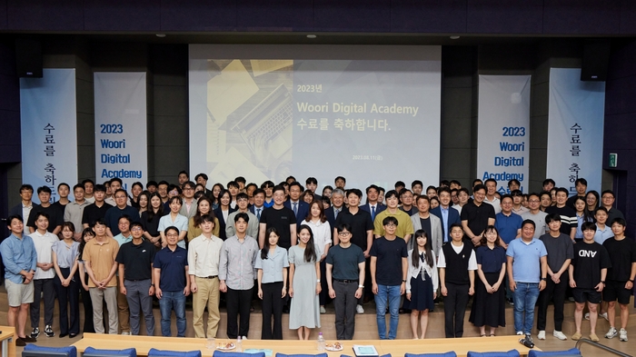 지난 11일 숭실대학교 벤처중소기업센터에서 열린 '우리디지털아카데미(Woori Digital Academy)' 3기 수료식에서 수료자들이 함께 기념 촬영을 하고 있다