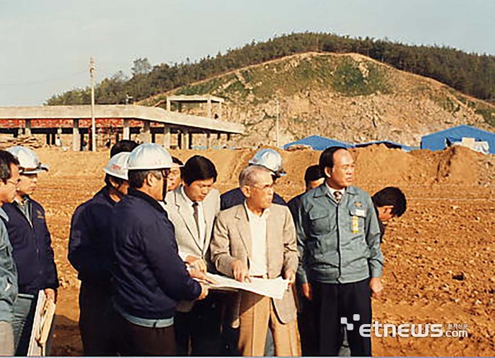 이병철 회장이 1984년 3월 기흥공장을 방문해 방진복을 입고 생산라인을 돌아보고 있다.