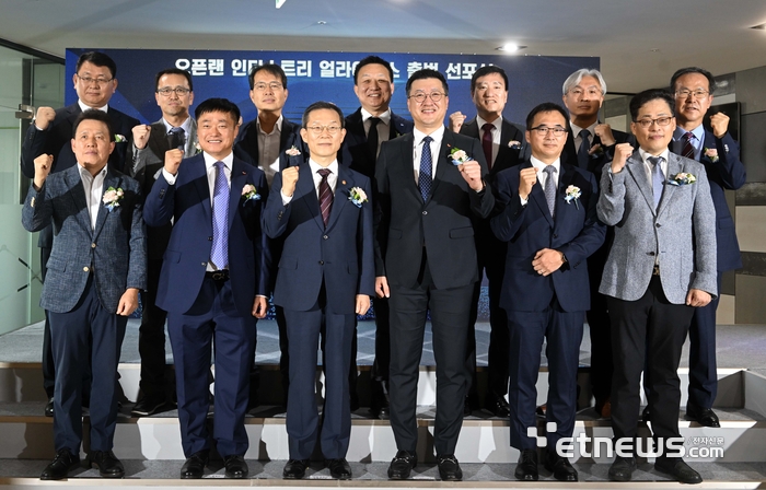 국내 오픈랜 기술 및 제품개발, 글로벌 협력 생태계를 조성하기 위한 민·관협의체 '오픈랜 인더스트리 얼라이언스(ORIA)' 출범 선포식이 16일 경기 성남시 판교제2테크노밸리 기업지원허브에서 열렸다. 이종호 과학기술정보통신부 장관(앞줄 세번)째이 행사에 참석한 관계자들과 기념촬영을 하고 있다.김민수기자 mskim@etnews.com