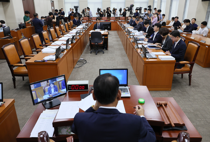 16일 오전 국회에서 열린 행정안전위원회 전체회의가 여당 의원들의 불참 속에 진행되고 있다. 연합뉴스