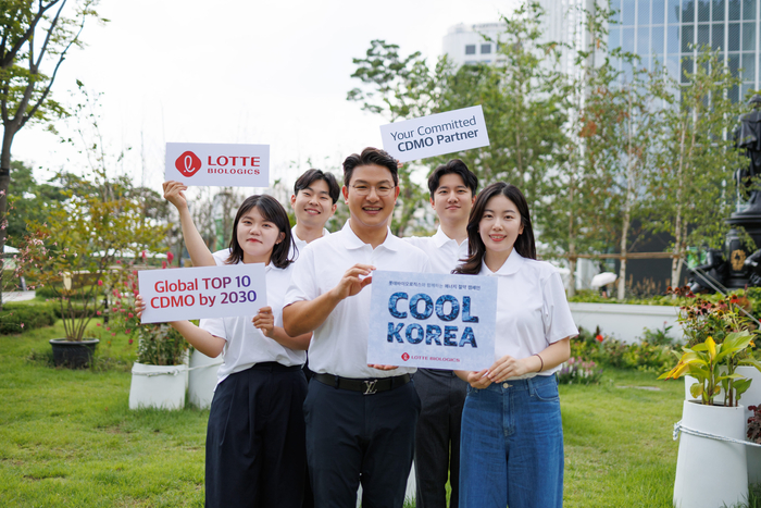 이원직 롯데바이오로직스 대표(왼쪽 세번째)가 임직원과 함께 간편복을 착용하고 '쿨 코리아 챌린지'를 홍보하기 위한 기념 촬영을 했다. (사진=롯데바이오로직스)