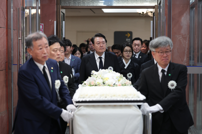 윤석열 대통령과 부인 김건희 여사가 17일 오전 서울 서대문구 신촌세브란스병원 장례식장에서 열린 부친 윤기중 연세대 명예교수의 발인식에 참석하고 있다. 대통령실 제공