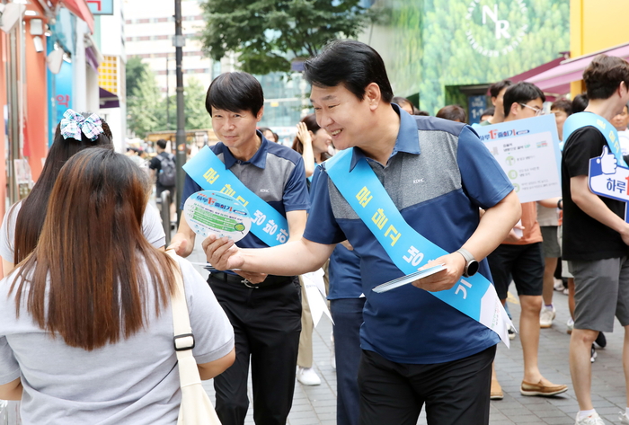 정용기 한국지역난방공사 사장이 17일 서울 명동에서 거리의 시민들에게 에너지절약 실천요령이 담긴 부채를 나눠주고 있다.