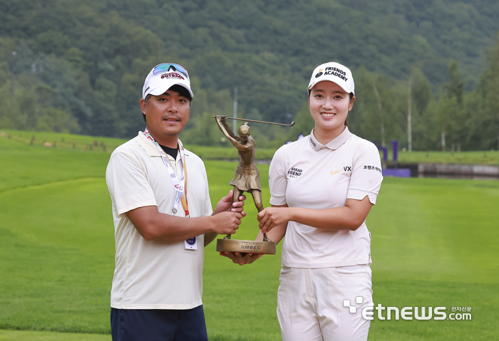 [포토] 한진선, 우승 조력자 캐디 오빠와