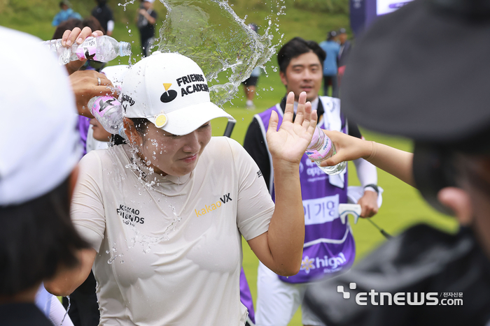 [포토] 축하 물세례 받는 한진선