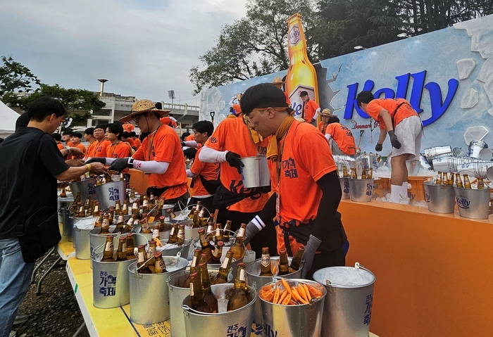 17일부터 19일까지 열린 역대 최대 규모의 제7회 전주가맥축제가 성황리에 종료됐다. 켈리 오로라 연못(맥주 판매 부스)에서 가맥지기들이 관람객들에게 맥주를 건네주고 있다. 이번 축제에서는 대학생 가맥지기 300명이 참석해 축제 준비부터 진행, 공연 준비 등 다양한 역할을 하며 가맥축제를 빛냈다.