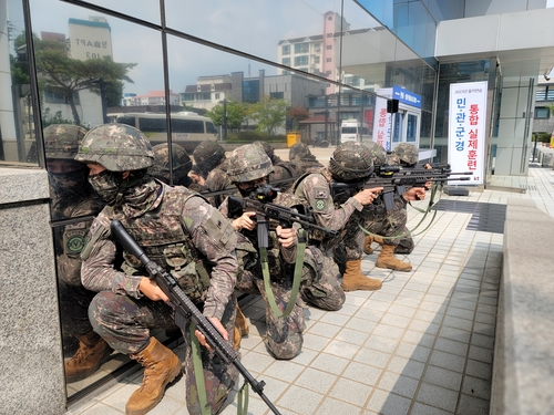 을지연습 실전훈련에 참가한 군인들이 테러범 침입 대응 경계태세를 하고 있다.