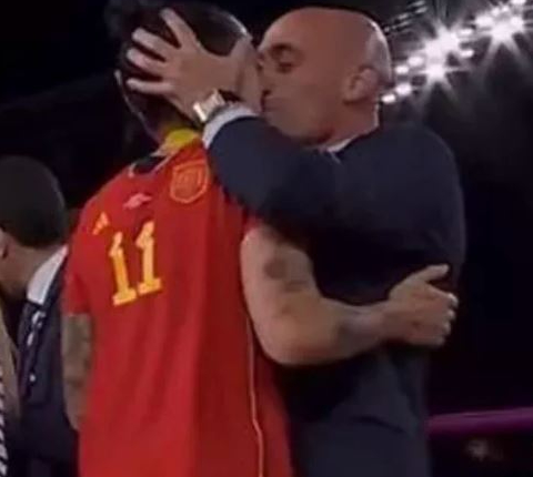 루이스 루비알레스 스페인 축구협회 회장이 시상식에서 여자 선수에게 '강제 키스'를 해 논란이 일고있다. 사진=트위터 MLoisgonzalez