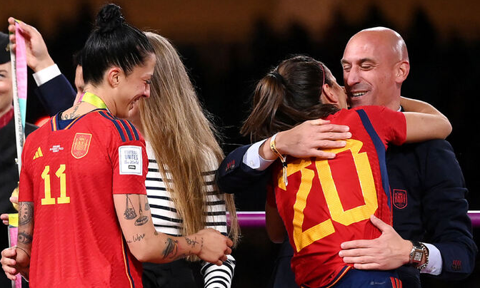루이스 루비알레스 스페인 축구협회 회장이 경기 직후 열린 시상식에서 금메달을 목에 건 선수들에게 축하를 건네고 있다. 사진=AFP 연합뉴스