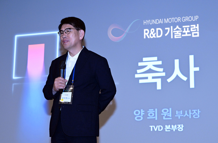 현대차·기아가 개최한 2023 R&D 기술 포럼 개막식 행사에서 양희원 TVD본부장 부사장이 축사하고 있다.