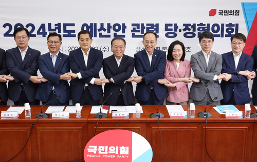 23일 국회에서 열린 2024년도 예산안 관련 당정협의회에서 국민의힘 윤재옥 원내대표(왼쪽 네번째)와 의원들, 추경호 경제부총리 겸 기획재정부 장관(오른쪽 네번째)과 정부 측 관계자들이 기념사진을 찍고 있다.