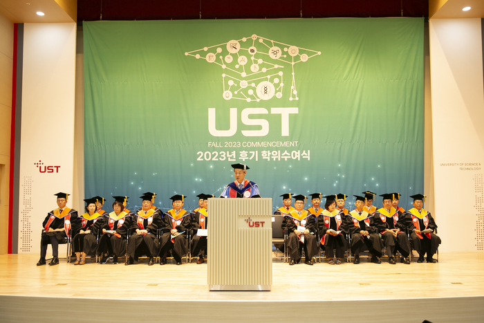 김이환 UST 총장이 2023년 후기 학위수여식에서 축사 하고 있다.