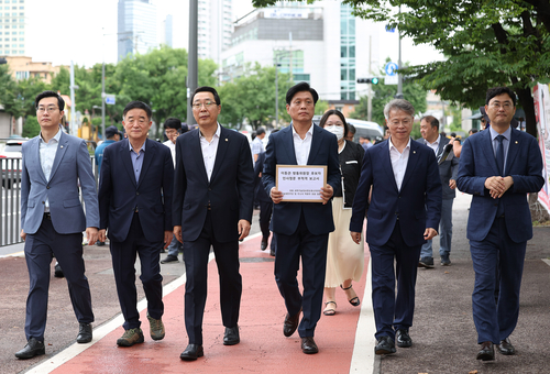 조승래 간사 등 더불어민주당 소속 과학기술정보방송통신위원회 위원들이 24일 오전 서울 용산구 대통령실 인근에서 이동관 방송통신위원장 후보자에 대한 부적격 인사청문보고서를 전달하기 위해 민원실로 향하고 있다.