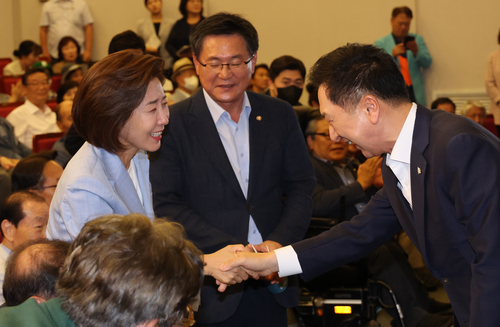 24일 국회에서 열린 '인구와 기후, 내일' 창립포럼에서 나경원 이사장이 국민의힘 김기현 대표와 인사하고 있다.