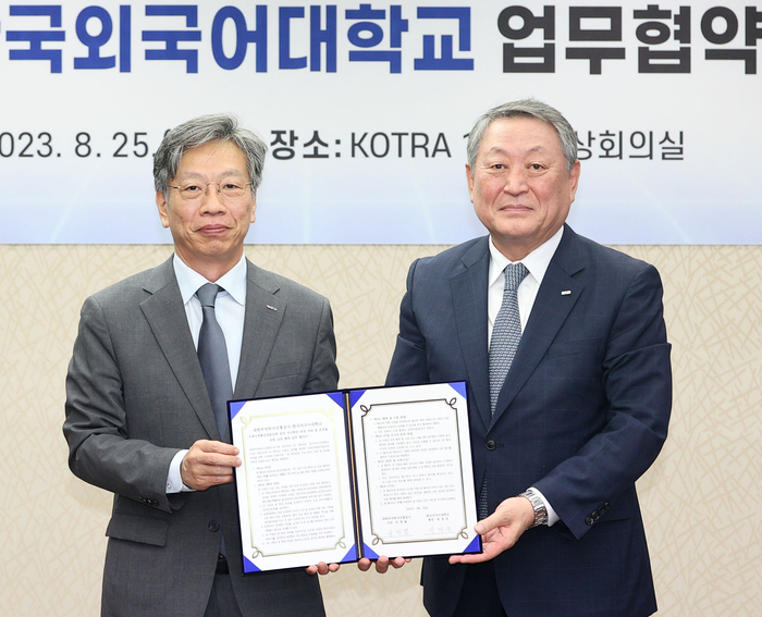 유정열 KOTRA 사장(왼쪽)과 박정운 한국외국어대학교 총장이 KOTRA와 국제지역 통상전문가 양성을 위한 업무협약을 체결했다.