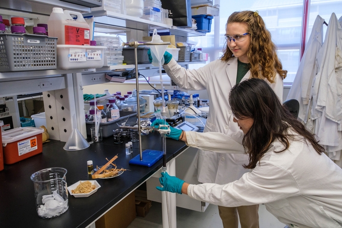 캐나다 브리티시콜롬비아 대학(UBC) 바이오 제품 연구소 연구진들이 식물 성분으로 만든 '바이오 캡' 필터를 실험하고 있다.(사진=UBC)