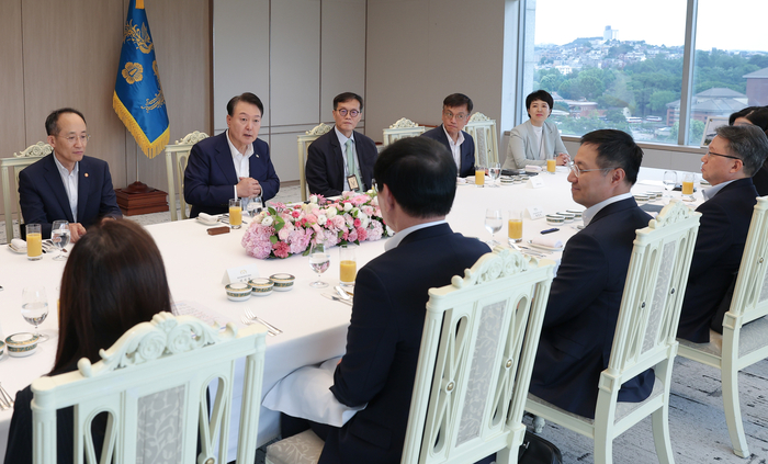 윤석열 대통령이 25일 서울 용산 대통령실 청사에서 가진 거시경제 전문가와의 오찬 간담회에서 발언하고 있다.
 이날 간담회에는 권영선 우리금융경영연구소 본부장, 송승헌 맥킨지 한국사무소 대표, 이시욱 대외경제정책연구원장, 임지원 전 한국은행 금융통화위원, 줄리아나 리 도이치뱅크 아시아 수석 이코노미스트 등이 참석했다. 대통령실 제공