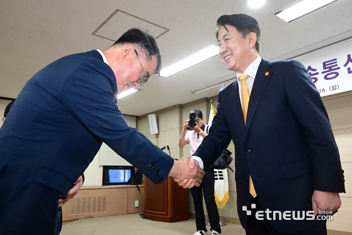 직원들과 악수하는 이동관 신임 방송통신위원회 위원장