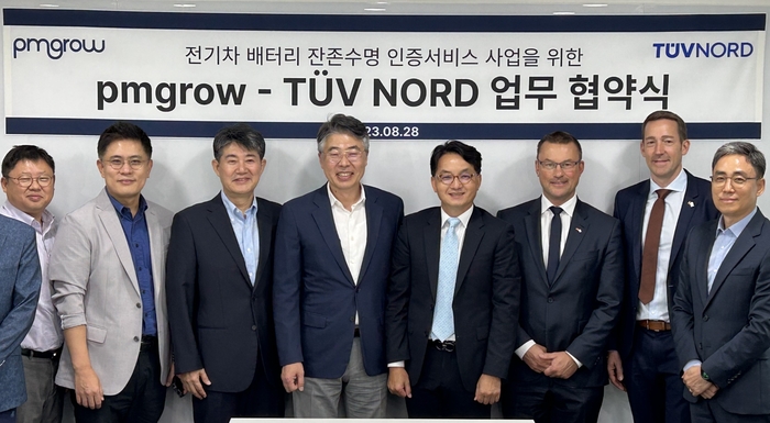 박재홍 피엠그로우 사장(왼쪽 네번째부터)과 김광태 TUV NORD코리아 사장, 욘 브론( TUV NORD 제조기술부문 총괄 사장 등이 협약식 후 기념촬영을 하고 있다. (피엠그로우 제공)