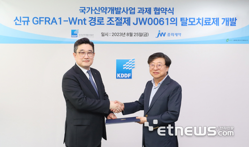 JW중외제약은 지난 25일 서울 마포구 소재 KPX빌딩에서 국가신약개발사업단과 Wnt 표적 탈모치료제 'JW0061' 연구개발 협약을 체결했다. 박찬희 JW그룹 CTO(왼쪽)와 묵현상 국가신약개발사업단 단장이 기념촬영을 하고 있다.